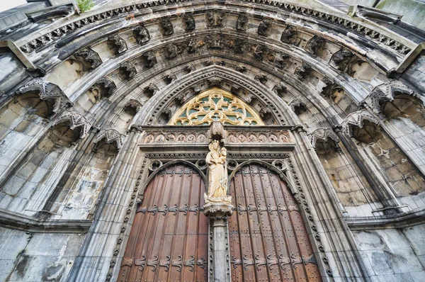 Vstup do kolegiátní kostel notre-Dame v dinant, Belgie — Stock fotografie