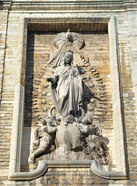 Statue of Mary on entry to church of Notre-Dame du Finistere in centre of Brussels — Stock Photo, Image