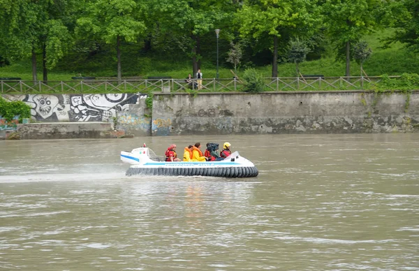 Turin rescue authorities move against flow of river Po — Stock Photo, Image