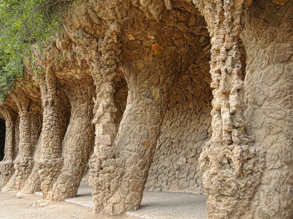 Colonnade dans le parc Guell — Photo