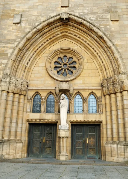 Lüksemburg'daki katedral girişinde — Stok fotoğraf