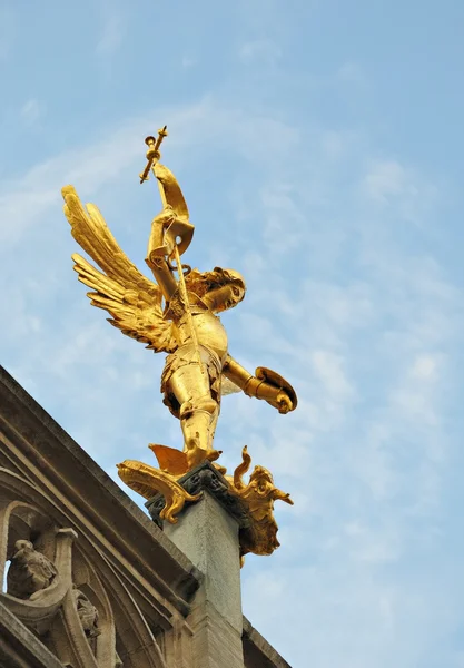 Staty av st. michael dödande djävulen — Stockfoto