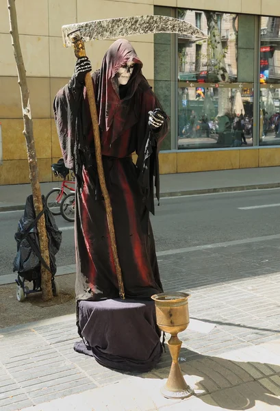 Straßenschauspieler posiert für Touristen als Todesopfer — Stockfoto