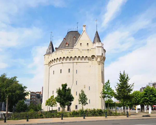 Porte de hal aus dem Jahr 1381 mit belgischer Flagge an der Spitze — Stockfoto