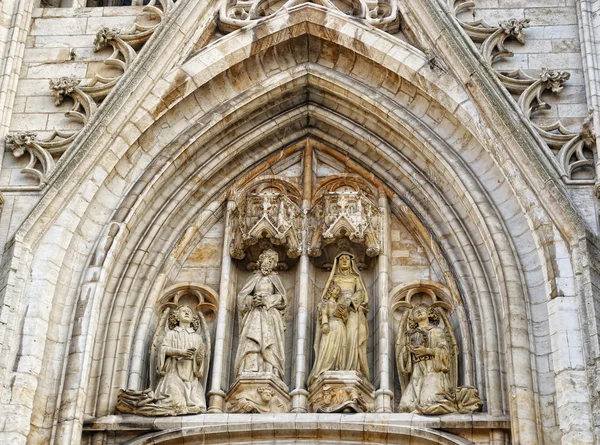 Estatuas medievales de la fachada de San Miguel y la catedral de Santa Gúdula — Foto de Stock