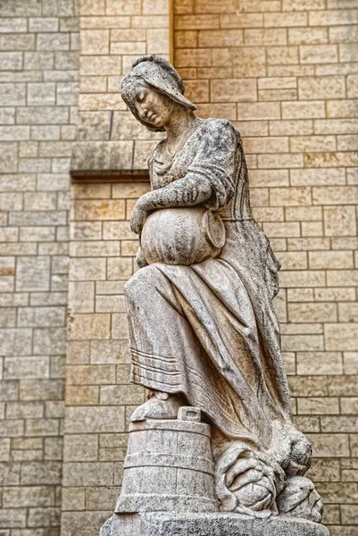 Statua presso la Chiesa di Saint-Nicolas — Foto Stock