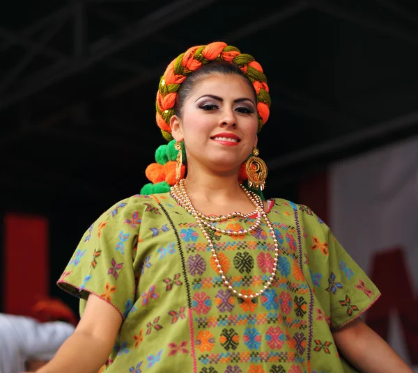 Ballet folklorique mexicain Xochicalli se produit dans un concert sur la Grand Place — Photo