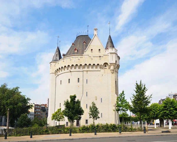 Porte de Hal construido en el año 1381 con bandera belga en la parte superior Imagen de stock