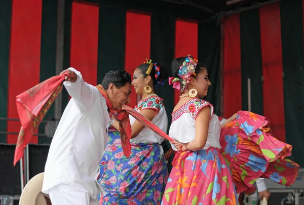 Xochicalli Mexican folkloric ballet in a concert on Grand Place — Stock Photo, Image