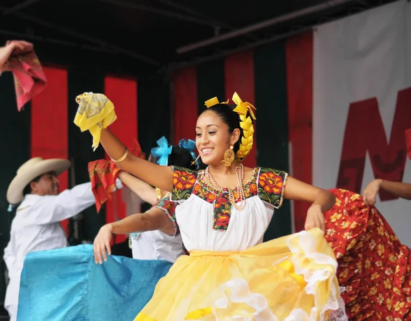 Bailarina de Xochicalli Ballet folclórico mexicano — Foto de Stock