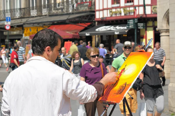 Artist finishes a new painting in historical center of Brussels — Stock Photo, Image