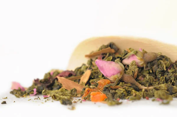 异国情调的中国茶与玫瑰花蕾 — 图库照片