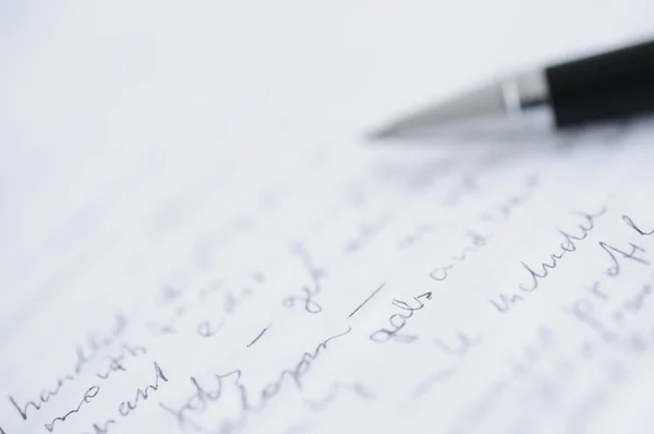 Carta con testo personalizzato e penna a sfera sfocata — Foto Stock