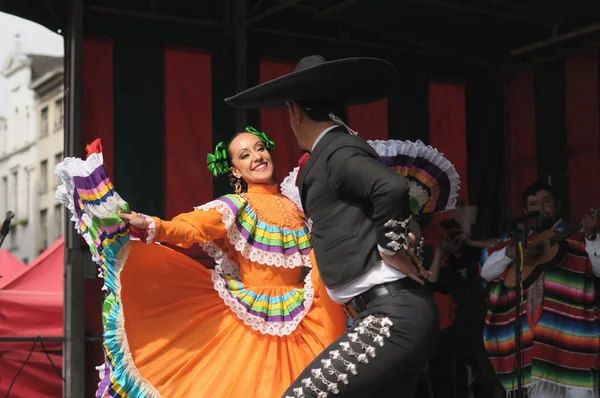 Dancers of Xochicalli Mexican folkloric ballet perform in a concert on Grand Place — Stock Photo, Image