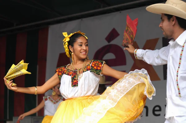 Танцоры мексиканского фольклорного балета Xochicalli показывают национальный танец на площади Гран-Плас — стоковое фото