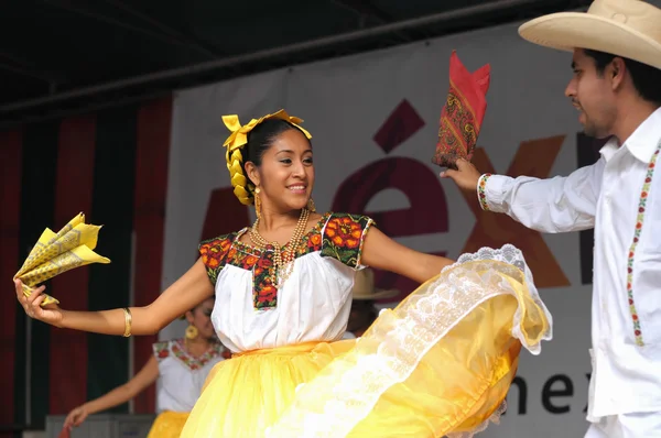 Xochicalli Meksika folklorik bale dansçıları Ulusal dans grand place üzerinde göster. — Stok fotoğraf