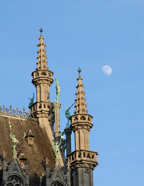 Zabytkowym budynku przy grand place w Brukseli z księżyca na jasne niebo — Zdjęcie stockowe