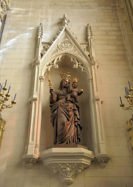 Statue de Marie avec Jésus-enfant dans l'église Notre-Dame de la Chapelle — Photo