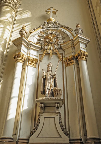 Estátua de São Auberto, padroeiro dos padeiros na Igreja de Nossa Senhora da Capela — Fotografia de Stock