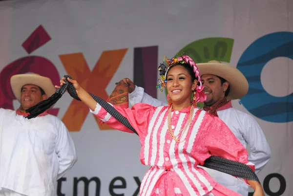 Dancers of Xochicalli Mexican folkloric ballet — Stock Photo, Image