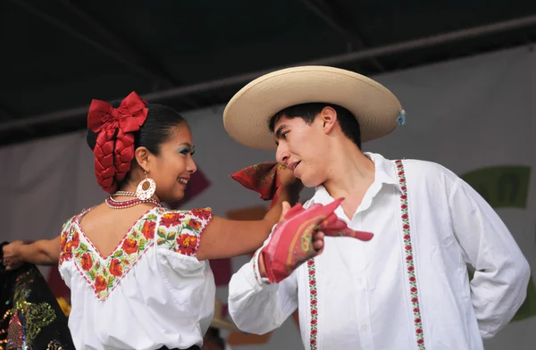 Xochicalli Mexican folkloric ballet performs in a concert on Grand Place — Stock Photo, Image