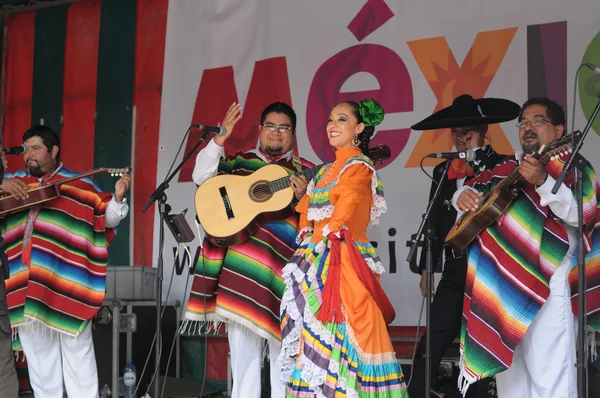 Xochicalli Mexican folkloric ballet in a concert on Grand Place — Stock Photo, Image