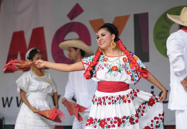 Xochicalli Mexican folkloric ballet in a concert on Grand Place — Stock Photo, Image