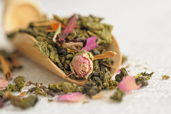 Kinesiskt te med rosenknoppar Stockbild