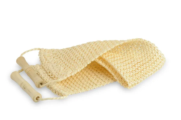 Tahta saplı doğal luffa süngeri beyaz yakın plan görüntüde izole edilmiş.