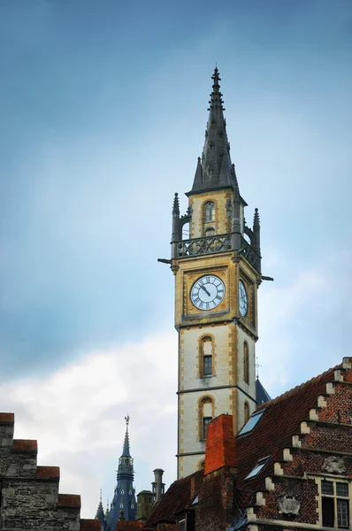 Kväll i gent, Belgien med Visa ofclock tower — Stockfoto