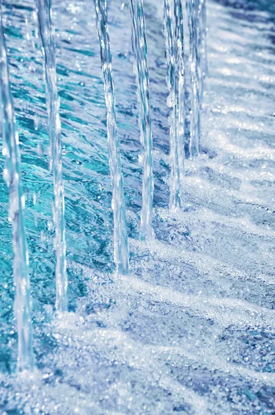 güneşli bir gün temiz su jetleri