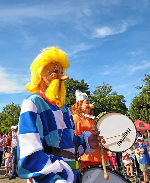 Artister i kostymer av seriefigurer — Stockfoto