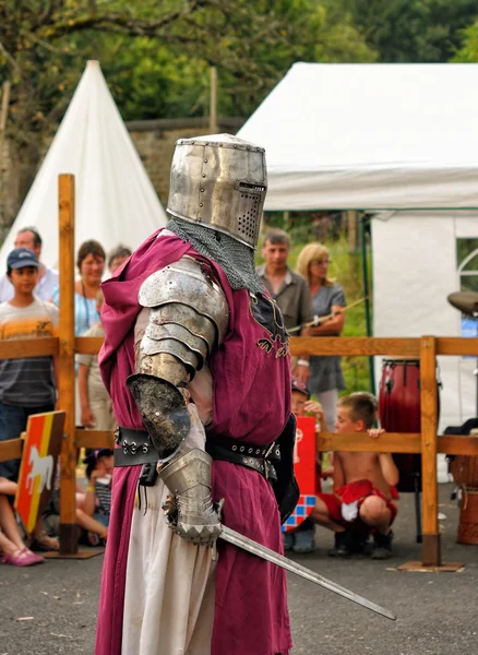 Rekonstrukteur im mittelalterlichen Kostüm eines Ritters — Stockfoto