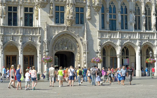 Turisté vstoupit středověká radnice — Stock fotografie