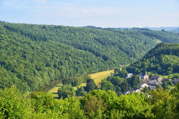 ภูมิทัศน์ที่มีเนินเขาและแม่น้ําใกล้ Kermesse Rochehaut ใน Walloon — ภาพถ่ายสต็อก