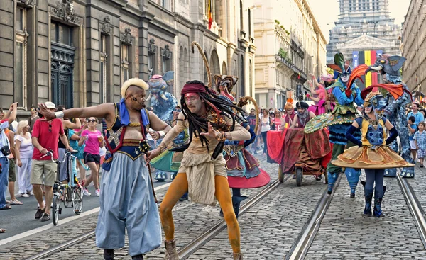 Os atores de rua jogam em seu desempenho — Fotografia de Stock