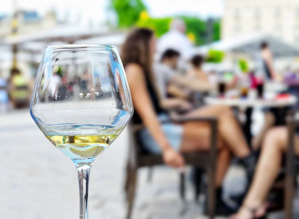 cam şarap ve insan siluetleri