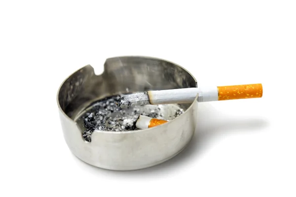 Cigarro e cinzeiro — Fotografia de Stock