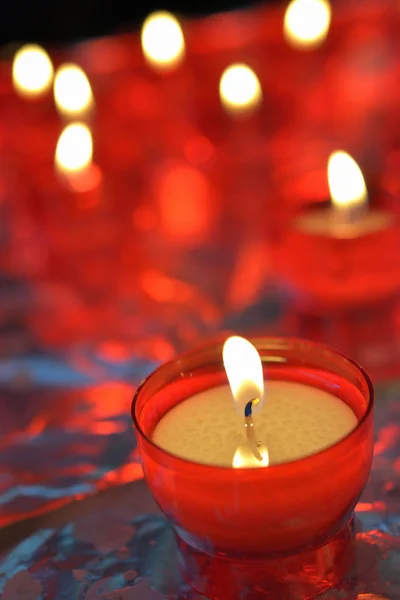 Brennende Kerze in katholischer Kirche — Stockfoto