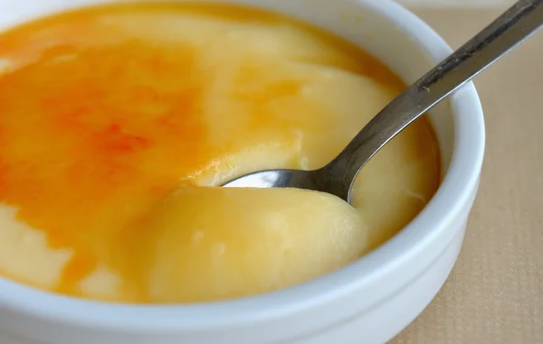 Crema fresca catalana in lastra bianca — Foto Stock