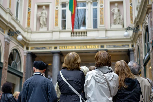 Turister lyssna till deras guide i galerie de la reine — Stockfoto