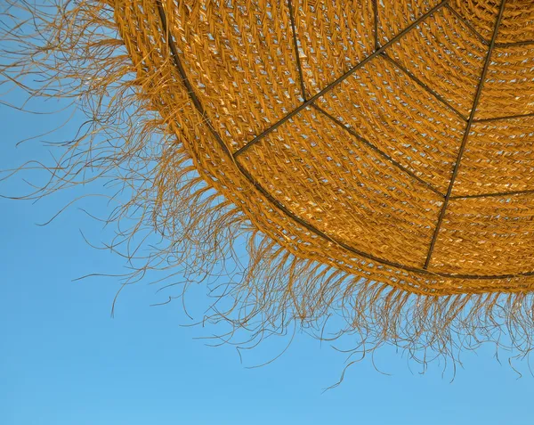 Природный пляжный зонтик — стоковое фото