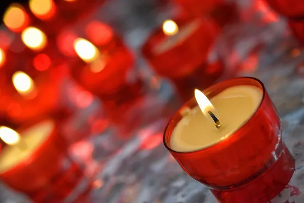 Acendendo velas — Fotografia de Stock