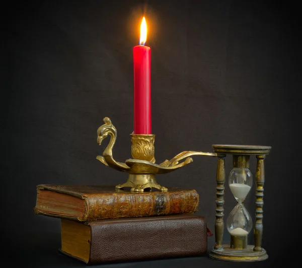 sihirli kitaplar kum saati ve mum