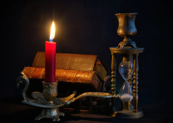 kırmızı mum, kitaplar ve kum saati Vintage şamdan