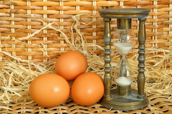 Jaja w miejscowości kosz i klepsydra — Zdjęcie stockowe