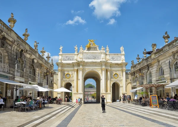 Vítězný oblouk a náměstí place stanislas v historickém centru nancy — Stock fotografie