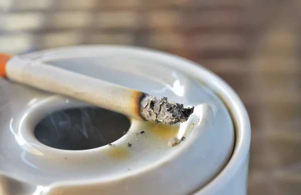 Cigarrillo y cenicero — Foto de Stock