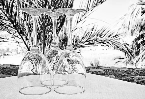 Outdoors table with empty wineglasses — Stock Photo, Image