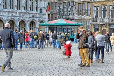 turistler fotoğraf çekmeye grand place